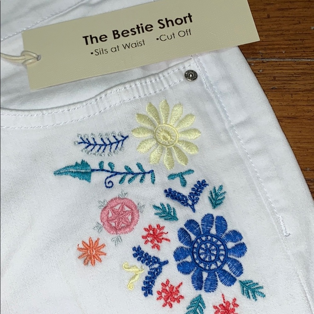 ⭐️🆕White Floral Embroidered Denim SHORTS🌸 - Picture 3 of 9